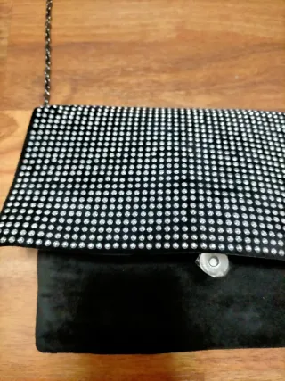 Bolso de fiesta negro y plateado con cadena