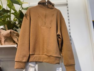 Sudadera térmica marrón con cuello zip