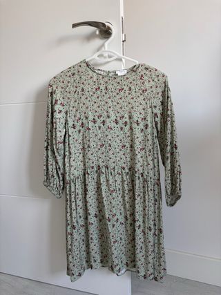 Vestido verde con estampado floral