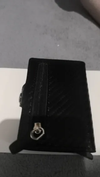 Cartera de piel negra con cremallera