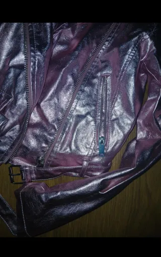 Chaqueta polipiel rosa metalizado Bershka