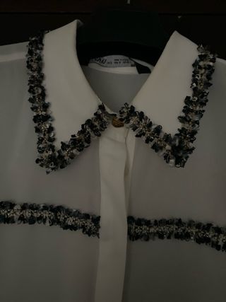 Camisa blanca Zara mujer con detalles
