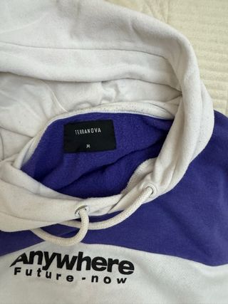 Felpa con cappuccio viola e bianca