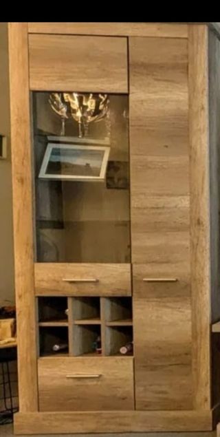 Estantería LED con espacio para vinos