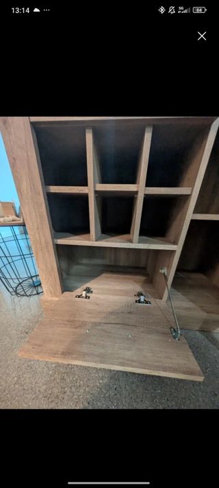 Estantería LED con espacio para vinos