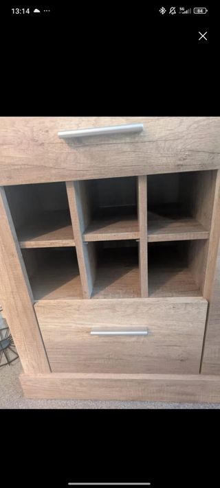 Estantería LED con espacio para vinos