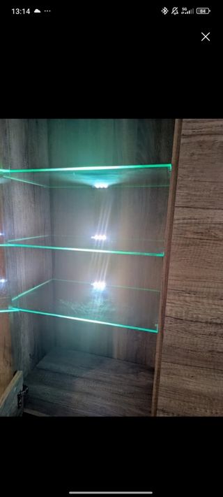 Estantería LED con espacio para vinos