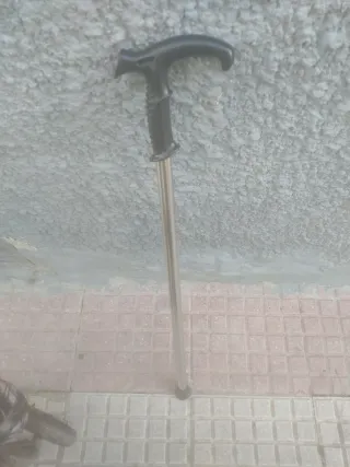 Bastón ortopédico negro y plateado