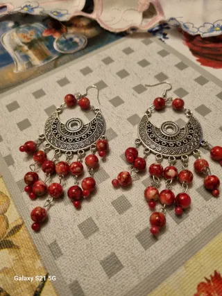 Orecchini pendenti rossi e argento