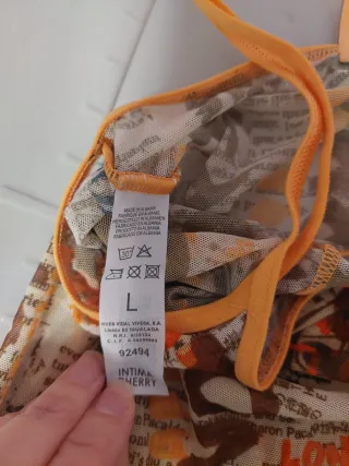 Lencería con estampado de periódico