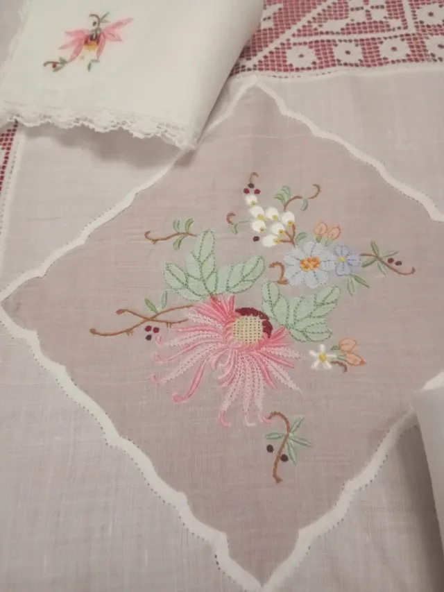 Mantelería bordada a mano con encaje artesanal