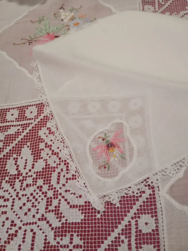 Mantelería bordada a mano con encaje artesanal