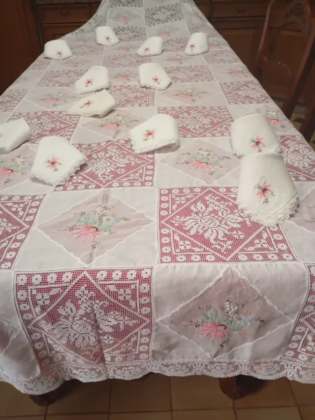 Mantelería bordada a mano con encaje artesanal
