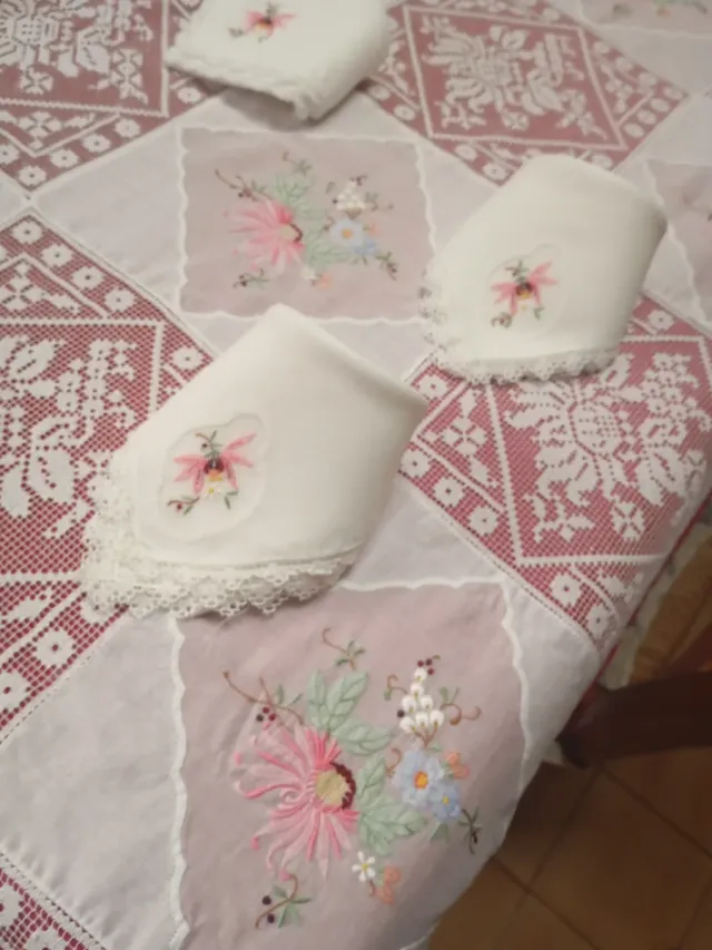 Mantelería bordada a mano con encaje artesanal