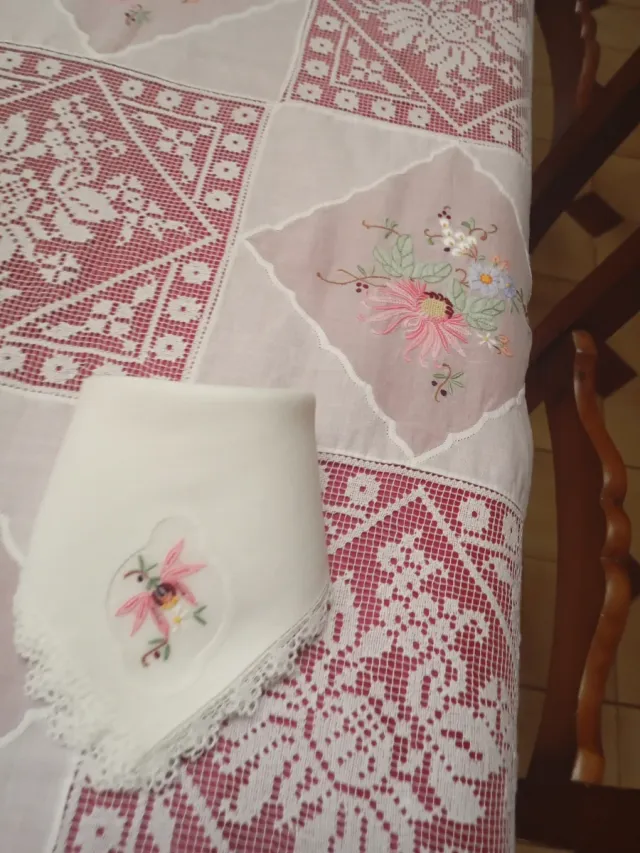 Mantelería bordada a mano con encaje artesanal