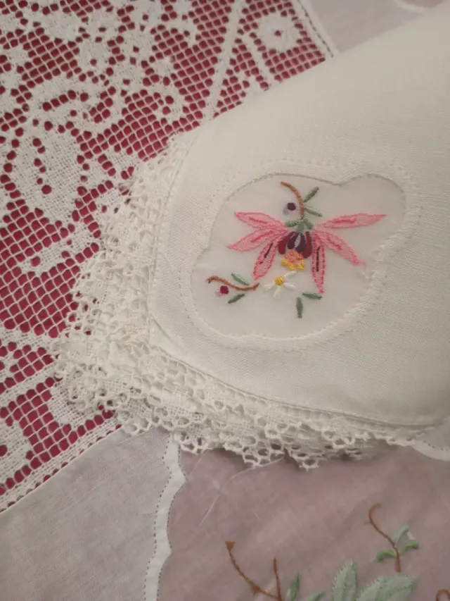 Mantelería bordada a mano con encaje artesanal