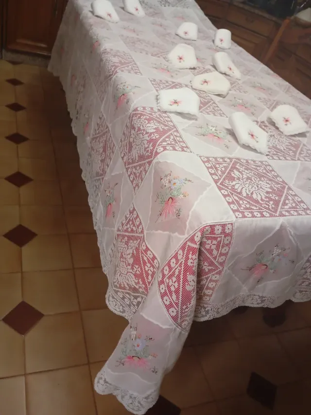 Mantelería bordada a mano con encaje artesanal