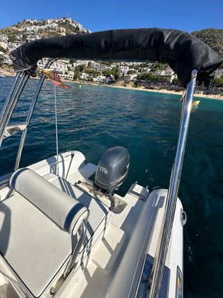 Barco semirrígido 6M 115CV