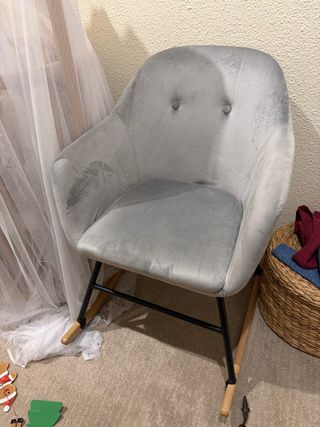 Sedia a dondolo grigia in tessuto e legno