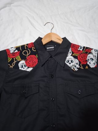 Camisa Banned Alternative Talla S rosas calaveras