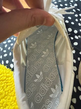 Zapatillas Adidas Beige y Blancas