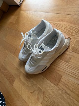 Zapatillas Adidas Beige y Blancas