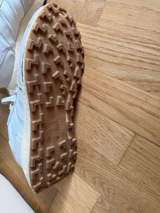 Zapatillas Adidas Beige y Blancas