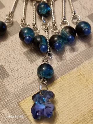 Collana con pendente a forma di orsetto.