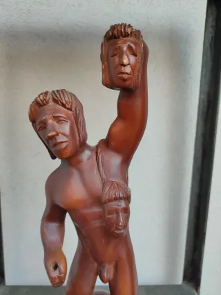 Antica statua in legno