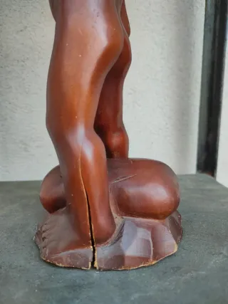 Antica statua in legno