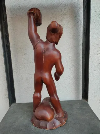 Antica statua in legno