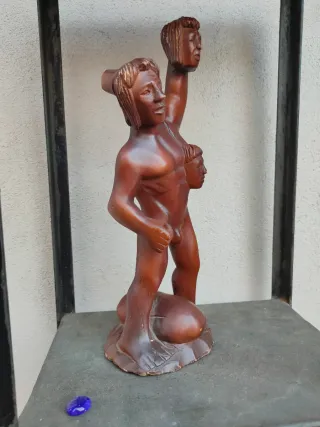 Antica statua in legno