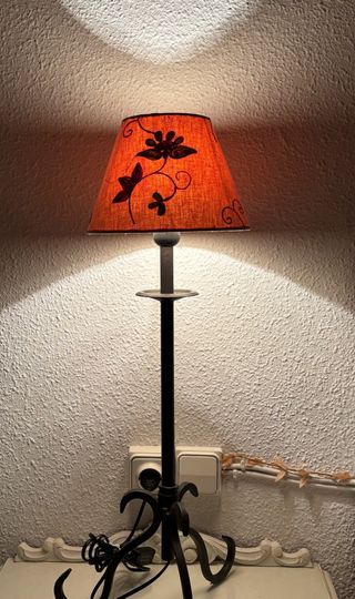 Lámpara de hierro forjado.