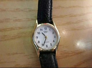 Reloj Casio Mujer Dorado y Negro