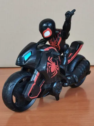 Spider-Man y Moto