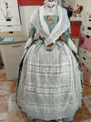Traje de Fallera con manteletas