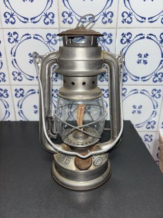 Quinqué antiguo de metal
