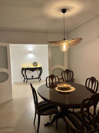 Mesa de comedor de madera oscura. pieza única