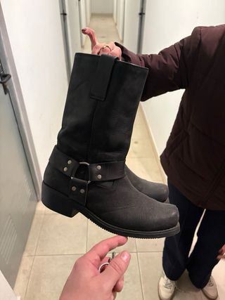 Botas de piel negras con hebilla