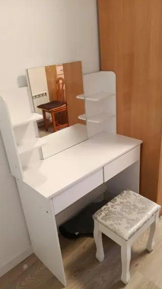 Tocador blanco con espejo y taburete
