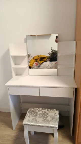 Tocador blanco con espejo y taburete