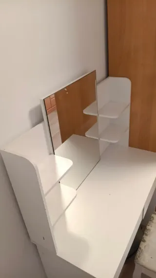 Tocador blanco con espejo y taburete