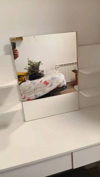 Tocador blanco con espejo y taburete