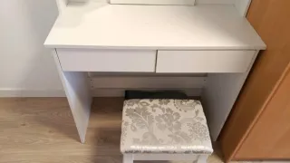 Tocador blanco con espejo y taburete
