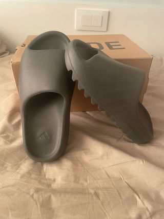 Ciabatte Adidas Yeezy grigie