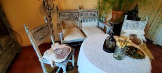 Banco e 2 sedie in legno intagliato