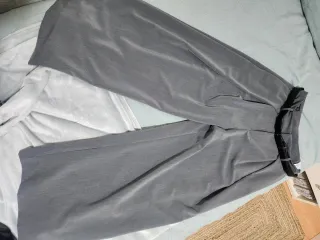 Pantalón gris de pinzas nuevo.precio no negociable