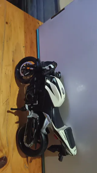 Miniatura Moto Honda Bianca e Nera