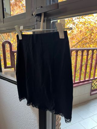 Falda negra con encaje