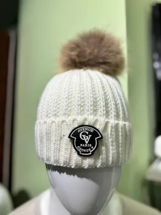 Gorro de lana blanco con pompón